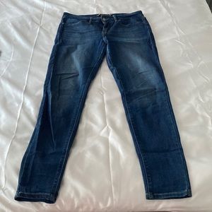 Deep blue Levi’s skinny leggings.